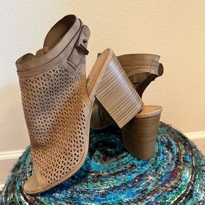 Woman’s tan soda heels, size 10